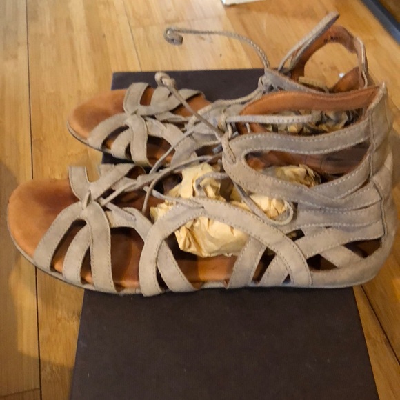 Gentle souls sandals - Picture 4 of 4